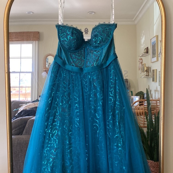 Elegant Green Strapless Gown - Picture 4 of 5
